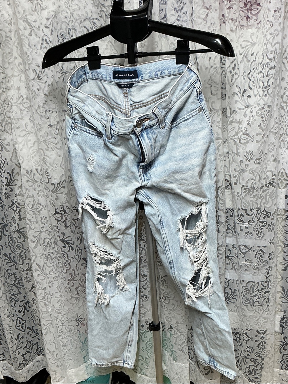 🩷 Aeropostale Light Wash Distressed Relaxed Jeans 🩷
